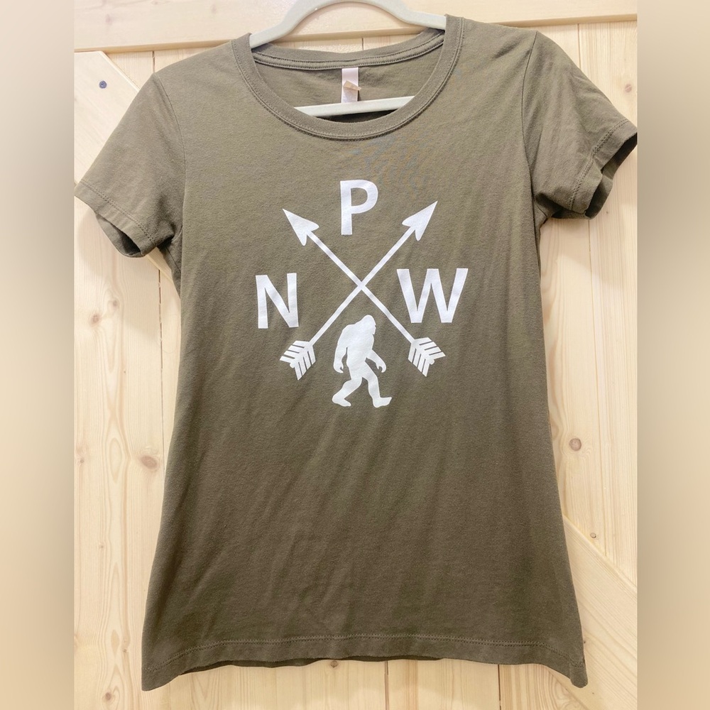 🔥🔥Big Foot North West Olive Green Next Level Apparel Short Sleeve Tee Shirt